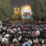 عشرات الآلاف يؤدون صلاتي العشاء والتراويح في رحاب المسجد الأقصى المبارك